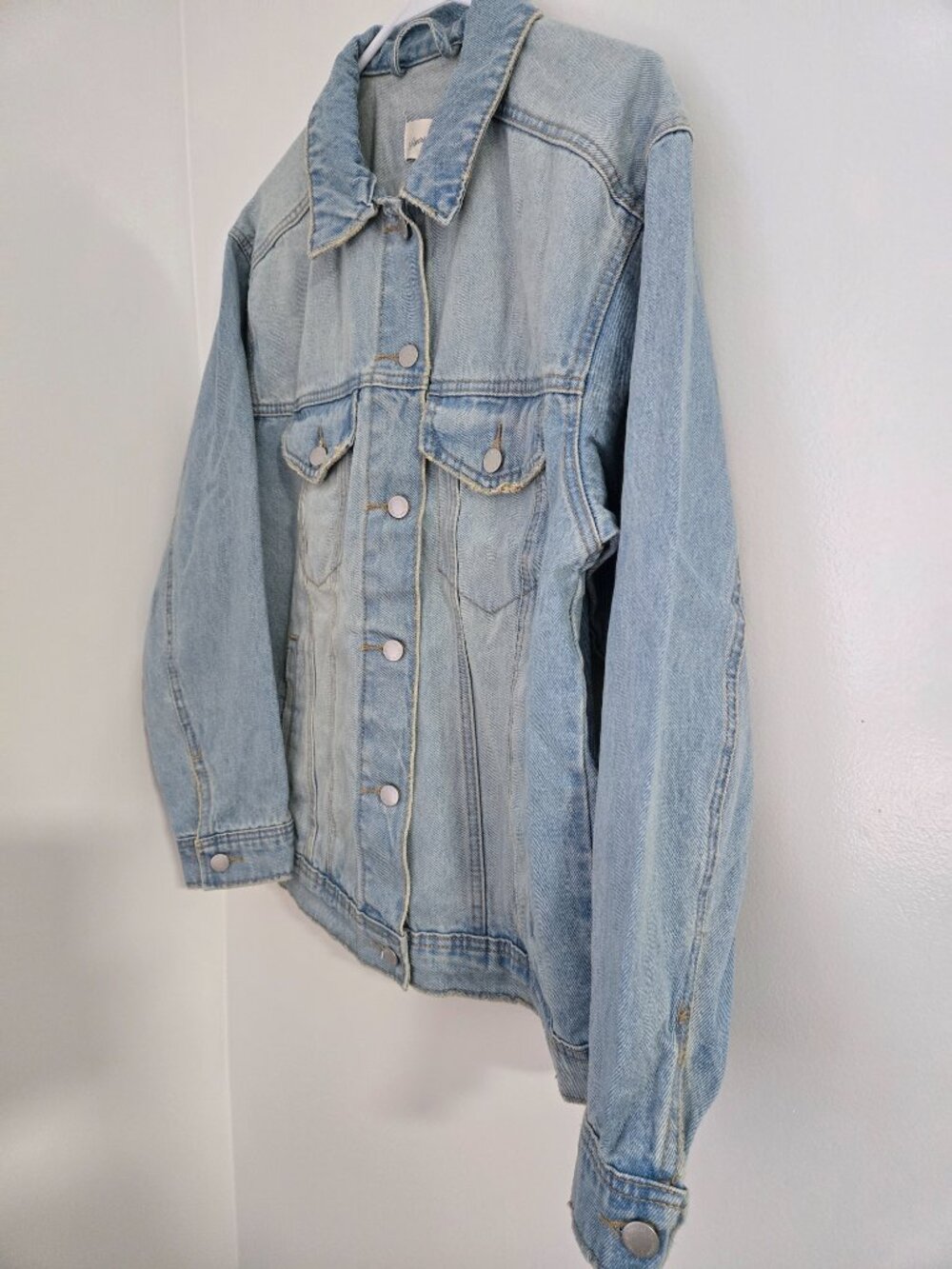 Universal Thread Women’s Oversized Denim Jacket Size M Light Wash 100% Cotton - Picture 3 of 10